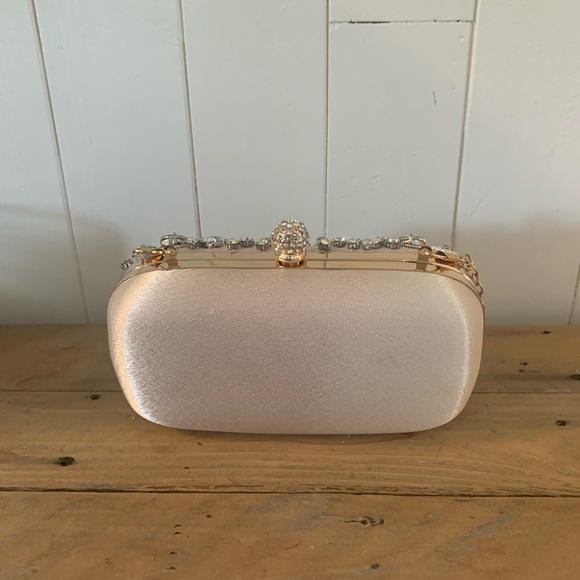 NWOT Tan & Gold Hard Shell Clasp Purse Clutch with Chain Straps - Picture 2 of 6